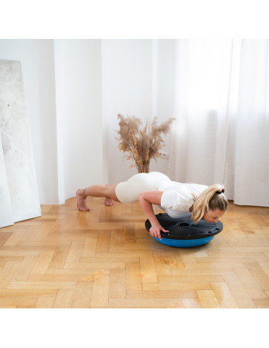 BLAU BALL ZUM TRAINING DES GLEICHGEWICHTS HMS